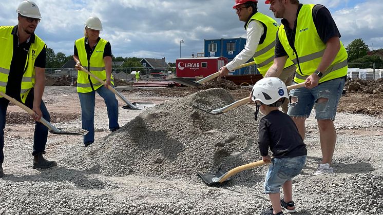 OBOS och kunder vid spadtaget för Brf Saga. Foto: OBOS