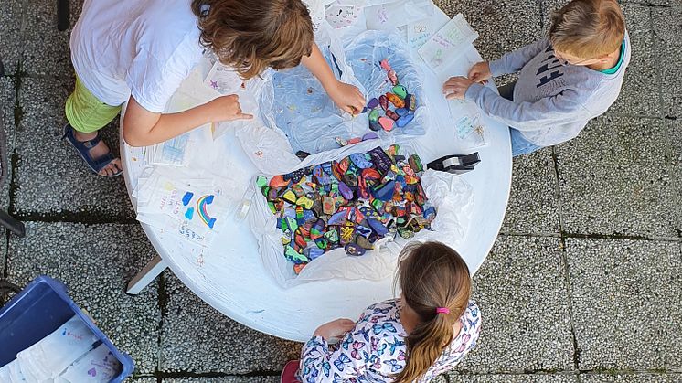 Beim Verpacken der bunten Steine: Schülerinnen und Schüler der Dietrich-Bonhoeffer-Schule bereiten mit einer Bastelaktion Seniorinnen und Senioren während der Corona-Pandemie eine Freude.