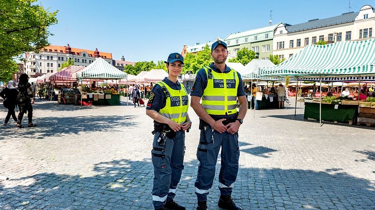 Securitas ordningsvakter på plats vid Möllevångstorget för att tillsammans med Malmö stad och Polisen göra platsen säkrare för boende och besökare. Foto: Peter Kroon.