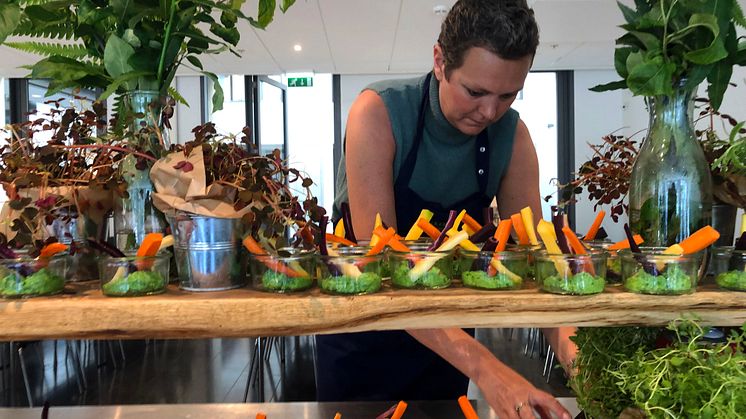 Direktør i Kokkenes Køkken, Maj Toppenberg, i fuld færd med justere på en SANS!-buffeterne. Foto: Jannik Preisler.