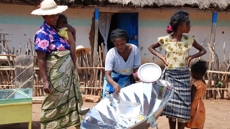 Bildquelle: myclimate, Foto: Madagassinnen bereiten Essen mit einem effizienten Solarkocher zu.