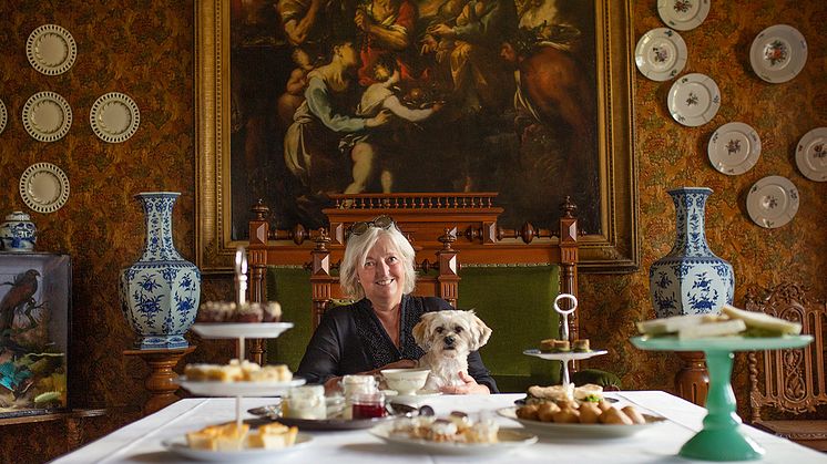 Sofie Magnusson, VD Huseby Bruk, intar Afternoon tea på frökens plats i matsalen. Bilden ingår  i Visit Åsnens kampanj "Local heroes".