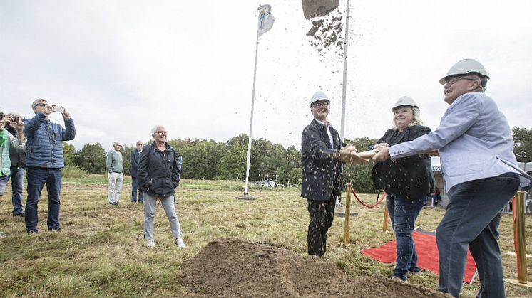 Äntligen byggstart! Fr v Joakim Jacobsson, projektledare, Riksbyggen, Ulla Olofsson Blidberg, enhetschef på Lysekilshemmet och Roland Karlsson, ordförande i Lysekils omsorgsbostäder. Foto: Gabriel Berndtsson 