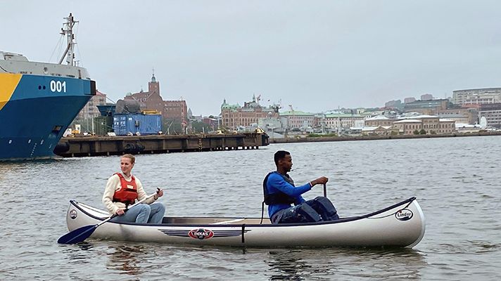En av årets nyheter bland aktiviteterna i Jubileumsparken är kanotpaddling.