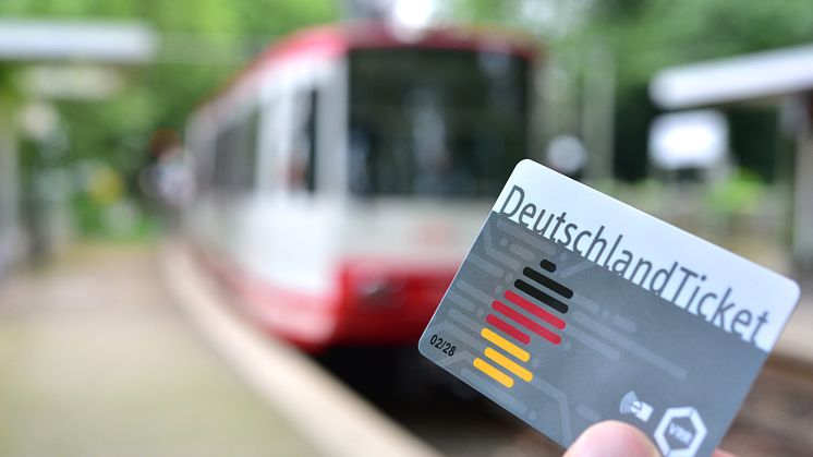 10_Fahrgäste in Stadtbahnhaltestelle_b.jpg