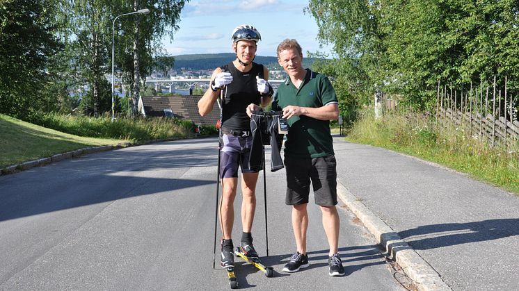 NY SPORTINNOVATION: Överläkaren Fredrik Lundh är också entreprenör och har tagit fram höftskydd i form av en byxa. Skidåkaren Anders Svanebo har hjälpt till med utvecklingsarbetet.