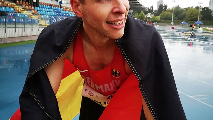 Zweifacher Weltmeistertitel für Alexander Bley (30) – der Cochlear Hörpate gewinnt bei der Gehörlosen-WM in Lublin die Goldmedaillen über 1.500 Meter sowie über 3.000 Meter Hindernis (Foto: Deutscher Gehörlosen-Sportverband)
