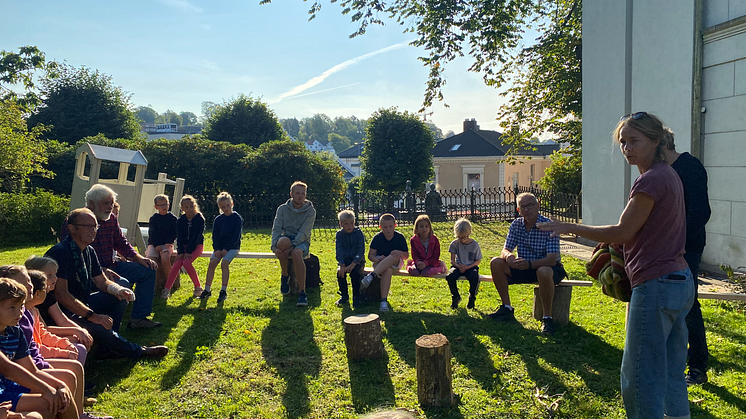 Bilde fra Spikkeworkshop i forbindelse med utstillingen Norske kunsthåndverkeres Temautstilling SKOG 2021, under kunstfestivalen Greenlightdistrict. 