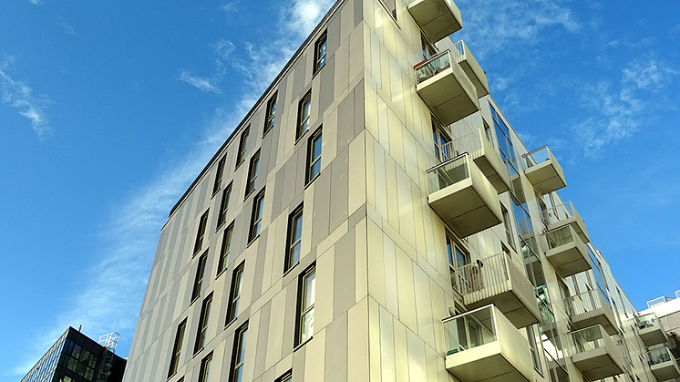 Mäklarnas utannonserade pris för bostadsrätter i landets tre största städer har senaste månaden närmat sig försäljningspriset
