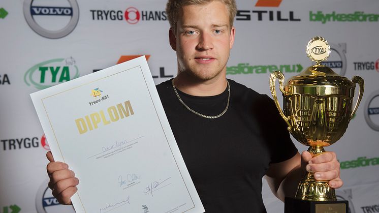 En glad och lite förvånad Oskar Ågren lyfte bucklan som segrare i Yrkes-SM - yrke Yrkesförare.