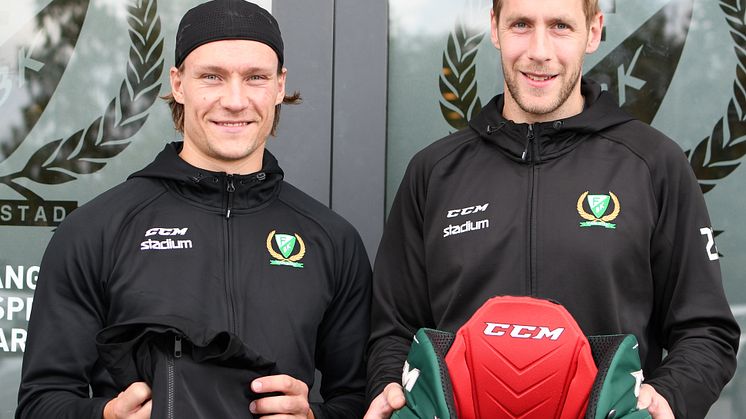 Jesper Olofsson och Per Åslund, från Färjestad BK, är några av de Karlstadsbor som skänker prylar till prylbytardagen.