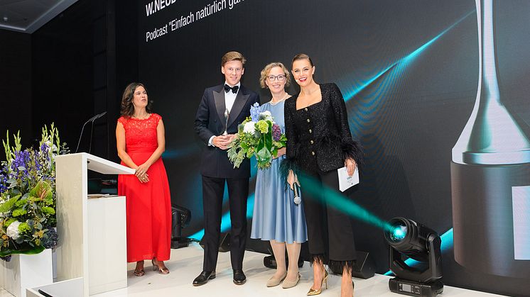 Preisverleihung des 17. Taspo Awards im Oktober 2023: Neudorff-Geschäftsführer Richard von Herman und Pressesprecherin und Podcast-Initiatorin Sabine Klingelhöfer nehmen den Taspo Award in der Kategorie „Beste Marketingaktivität digital“ entgegen