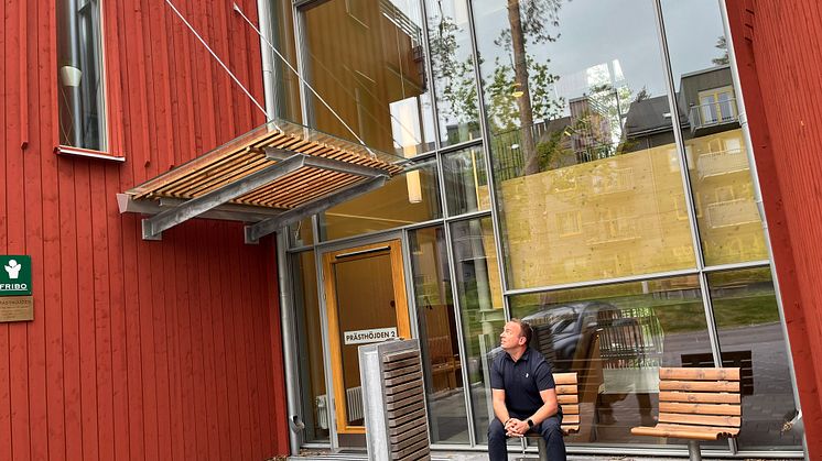 Sittplatser både utanför och innanför ytterdörren på Prästhöjden ger möjlighet till möten och vila. FRIBO:s vd Kjell-Ove Sethson provsitter.