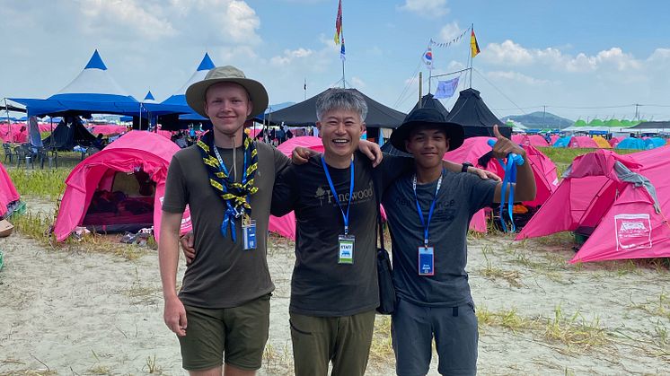 Pinewoods scoutambassadörer Elias och Calle med Pinewoods sydkoreanska distributör Kim.