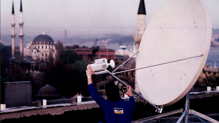 1994 Istanbul'da VSAT anteni kurulumu.jpg