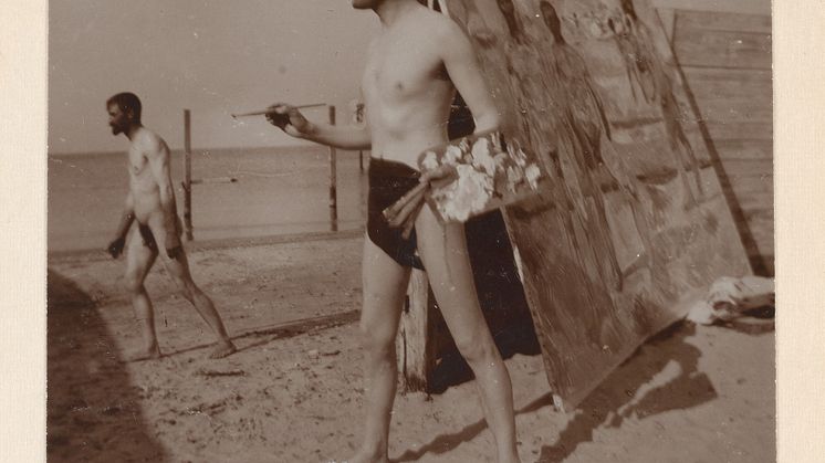 Edvard Munch på stranden med pensel og palett, datert 1907.