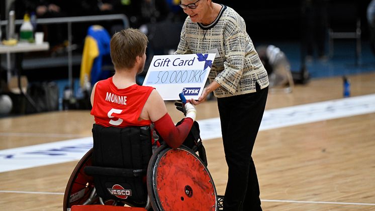 Kaare Momme Nielsen får overrakt "Bring dedication"-legatet af Kristine Brunsborg. Fotokredit: Lars Møller for Parasport Danmark