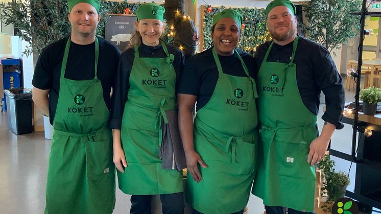 Gruppbild på några av medarbetarna på Åva gymnasium, som är en av Sodexos skolrestauranger i Täby som nominerats i kategorin "Årets Skolrestaurang 2021" i White Guide Junior 2021. 