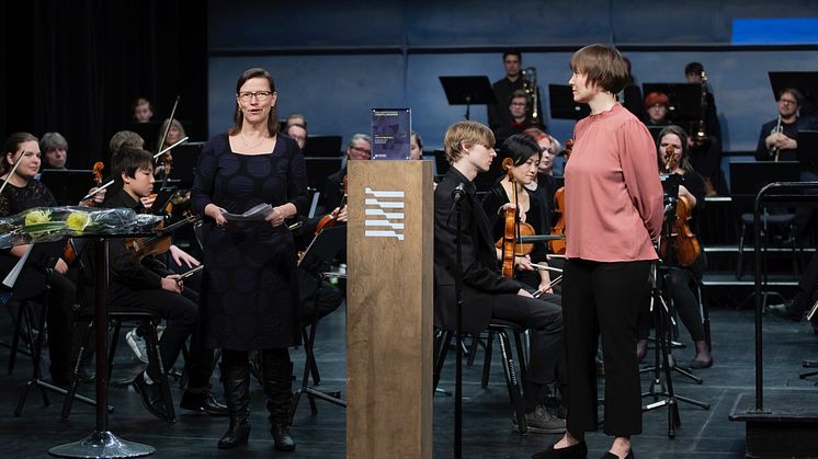 Musikkforsker og professor Hilde Synnøve Blix mottok Komponistforeningens likestillingspris 2020 under Nordlysfestivalen 2. februar 2021. Foto: Marius Fiskum / Nordlysfestivalen