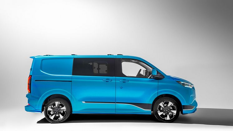 Ford E-Transit Custom Sport Digital AquaBlue (10).jpg