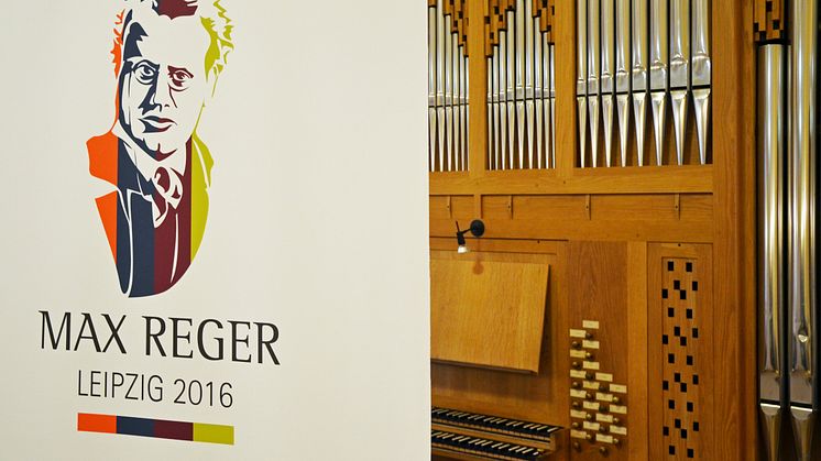 Logo "Max Reger Festjahr 2016" vor der Orgel im Kammermusiksaal der HMT Leipzig