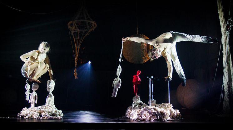 Cirkus Cirkör - Knitted Piece - Aino Ihanainen, Quim Giron