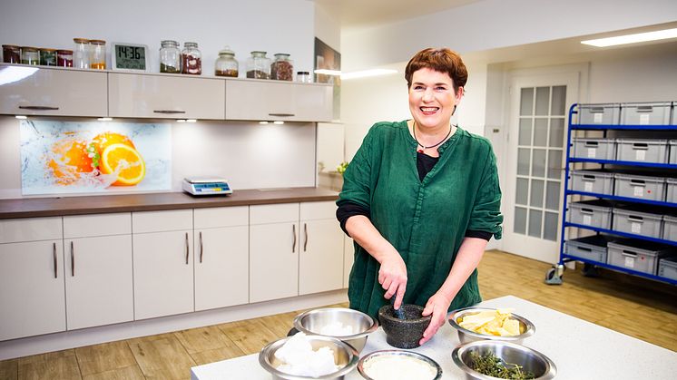 Mit viel Freude und Liebe stellt Anke Thoma in der Naturseifen Manufaktur Uckermark ihre Produkte her, die man auch online bestellen kann. Foto: Anke Thoma. 