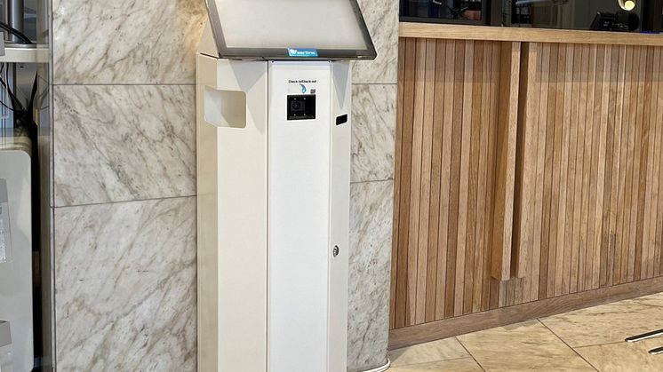 I stadshusentrén finns det två terminaler för besöksregistrering. De står på vardera sidan om receptionen.