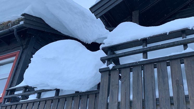 Tung og mye snø kan også medføre fare for terrasser og uthus. Bilde tatt i februar 2022