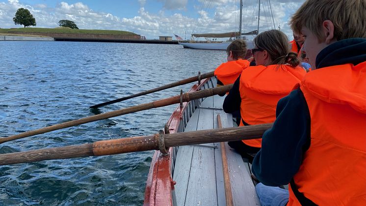 Hele sommeren byder M/S på vaskeægte, sjove og lærerige sømandsaktiviteter i og omkring havnen. Tag med på robådssejlads eller send hele familien i lære som matros på fyrskibet. Gratis for børn under 18 år og voksne med billet til museet. 
