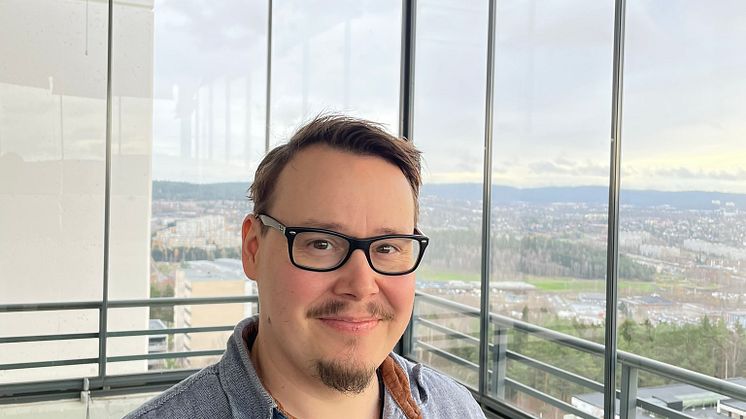 Avdelingsingeniør Rune André Pettersen gleder seg å ta imot rundt hundre kunstnere på Romsås senter. Her står han på balkongen til et av atelierene med utsikt over Groruddalen i bakgrunnen.