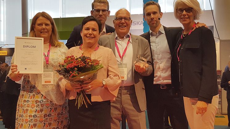 SKB belönade igen! Från vänster Madeleine Brisère, förvaltningschef SKB, Eva Nordström, vd SKB, Martin Gustafsson, affärschef AktivBo, Claes Göthman, senior advisor SKB, Jon Svensson, vd AktivBo och Yvonne Edenmark Lilliedahl, kommunikationschef SKB.