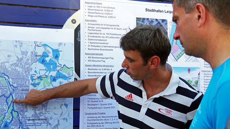 Stadthafen Leipzig - Jan Benzien erläutert Martin Dulig die touristischen Pläne