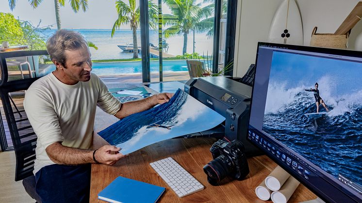 imagePROGRAF PRO-1100_BTS_Lifestyle_Ben in home studio_K7A8666.jpg