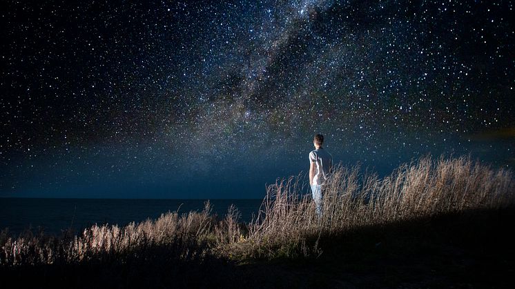 To see the world while the light lasts 
