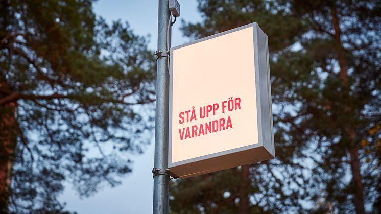 Ett av de många citat som pryder ljusskyltarna längs gång- och cykelbanan.