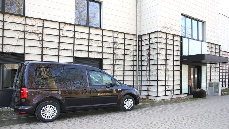 Spende an Bärenherz:  Aktion Kinderträume übergibt rollstuhlgerechten VW Caddy 