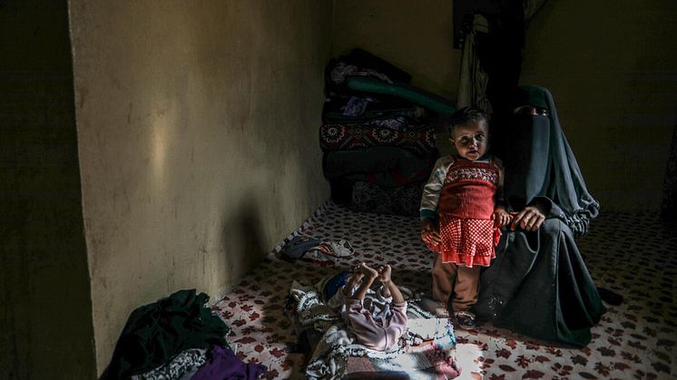 Suha*, tillsammans med hennes syster Manar* och mamma Mariam* i Taiz, Jemen. Suha är 8 månader gammal och lider av akut undernäring, vilket hon fått behandling för på Rädda Barnens klinik i Taiz. Foto: Anna Pantelia / Save the Children
