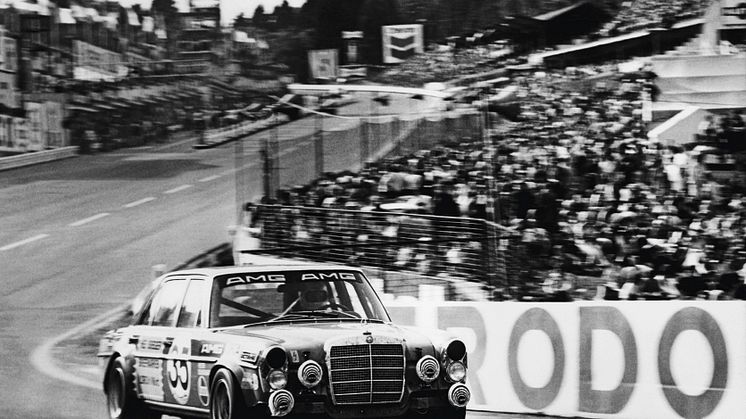 I 1971 gjorde en stor 4-dørs Mercedes 300 SEL sin entre på banerne med modelbetegnelsen AMG 300 SEL 6.8, og intet var længere det samme.