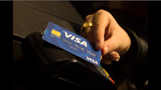 Pagamento con carta Visa contactless al terminale 