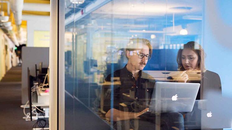 Avgörande för att framgångsrikt lansera ett nytt system eller implementera nya funktioner handlar om de mjuka värdena. Se till att människorna står i centrum och låt adoption vara den viktigaste delen av implementationen – inte tekniken!