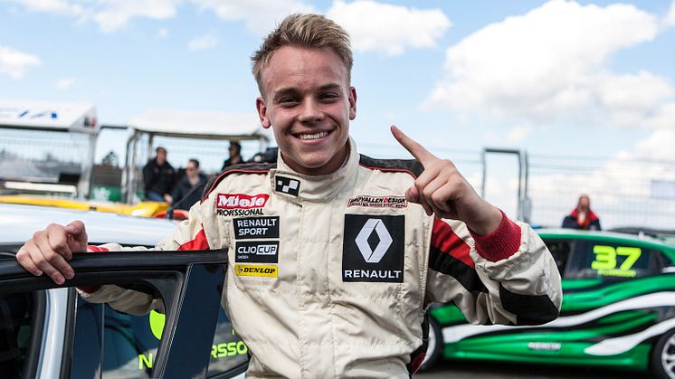 Nicklas Oscarsson leder Renault Clio Cup efter premiärhelgen