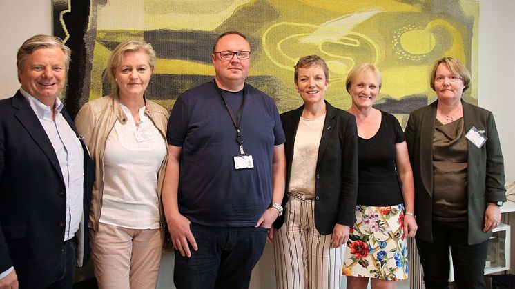 FORHANDLER OM NORMALTARIFFEN: Fra venstre: Tom Ole Øren, leder i Allmennlegeforeningen, Frøydis Olafsen fra praktiserende spesialisters landsforening, Øystein Sand, forhandlingsleder HOD, Marit Hermansen, president i Legeforeningen, Marit Folkestad f