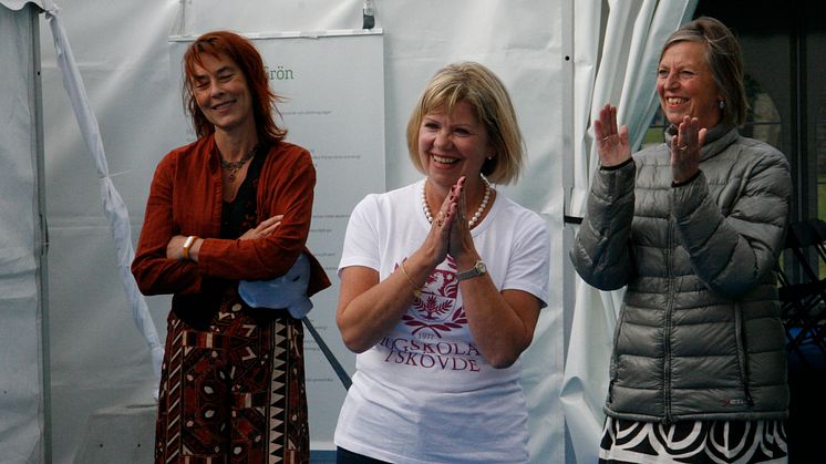 Lena Mårtensson (i mitten) från Högskolan i Skövde tog hem årets Science Battle i Almedalen. Till vänster ses Lena Pareto som representerade Högskolan Väst i tävlingen.