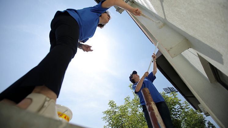 First European Ford Resource and Engagement Centre To Open in Romania.  Volunteers help with building refurbishment (6)