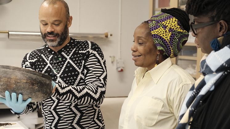 Afrikaintendent Michael Barrett med Mulenga Kapwepwe och Samba Yonga från Women's History Museum of Zambia.