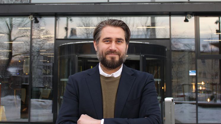 Behovet for kompetanse i skjæringspunktet mellom helse og teknologi er økende, sier Bård Skjelstad, rådgiver i Experis. Foto: Ole Peter Galaasen.