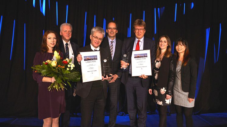 Prof. Dr. Peter Wollny für das Bach-Archiv Leipzig (3.v.l.) und Prof. Andreas Schulz (3.v.r.) in Vertretung für Prof. Herbert Blomstedt erhielten den Leipziger Tourismuspreis 2017 
