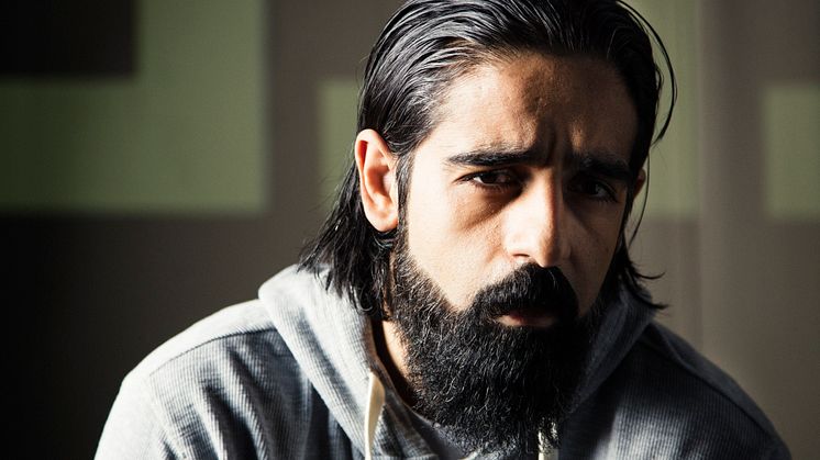 Kardo Razzazi i sin monolog "Allt som blev kvar". Foto: Nadim Elazzeh