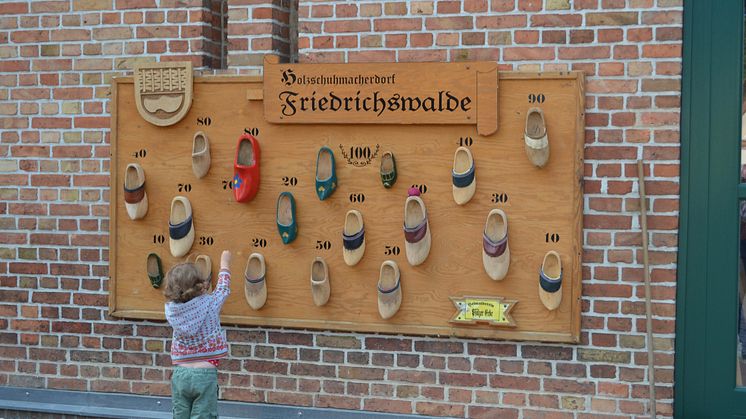 Im Holzschuhmacher-Zentrum in Friedrichswalde erfährt man allerlei wissenswertes über das Handwerk. Foto: Matthias Schäfer. 